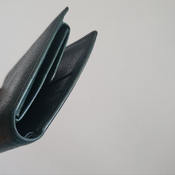 Louis Vuitton Green Taiga Leather Men's Bi-fold Wallet - Picture 5 of 7